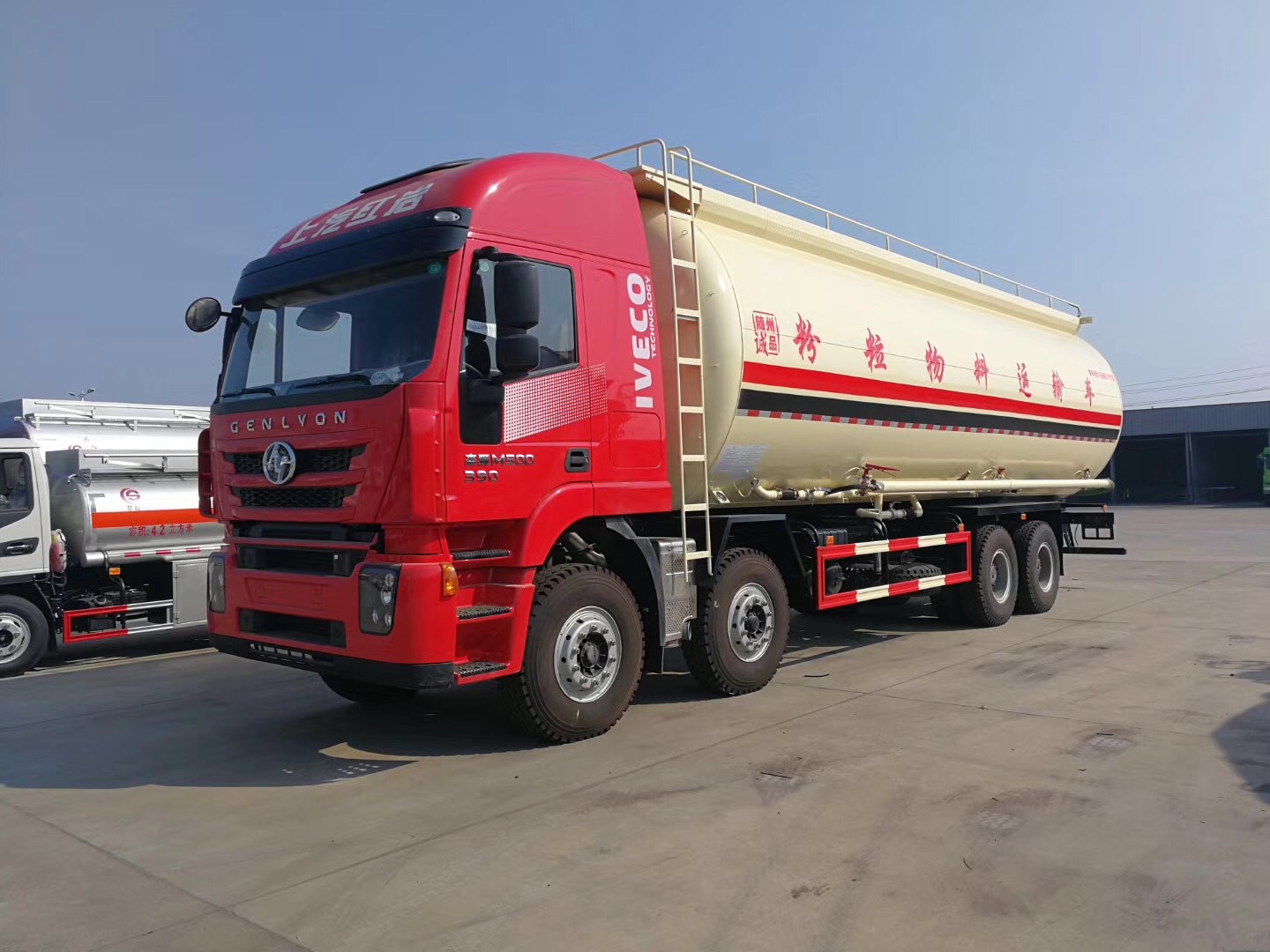 浙江紹興紅巖杰獅散裝水泥罐車 45方前四后八粉粒物料運(yùn)輸車廠家直銷優(yōu)勢(shì)解析
